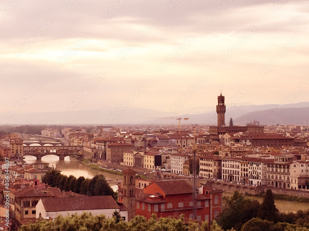 Tuscan metropolis: the light bathes the links over the Arno in gold, offering a unique panoramic view.