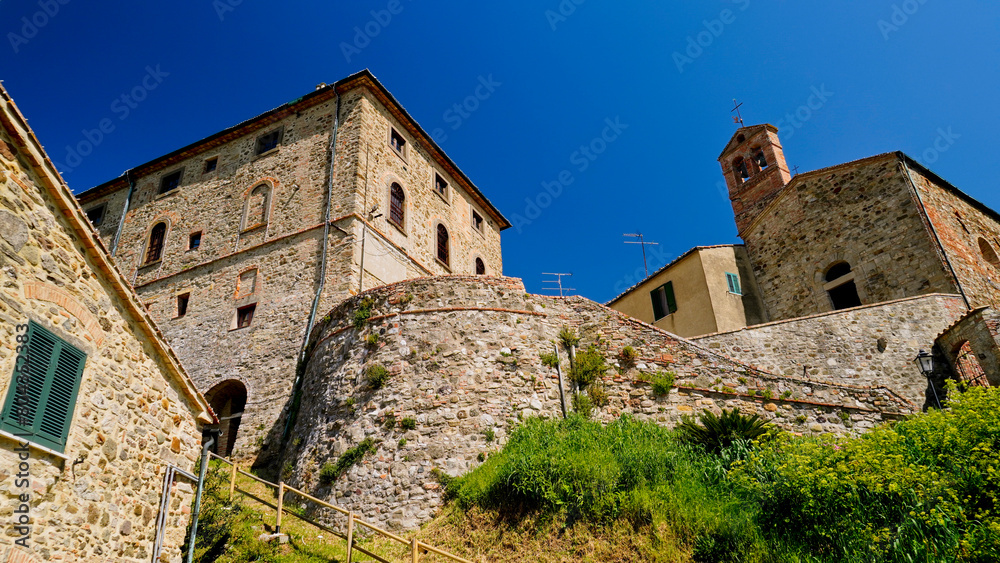 Il borgo medievale di Montegemoli, provincia di Pisa,Toscana,Italia