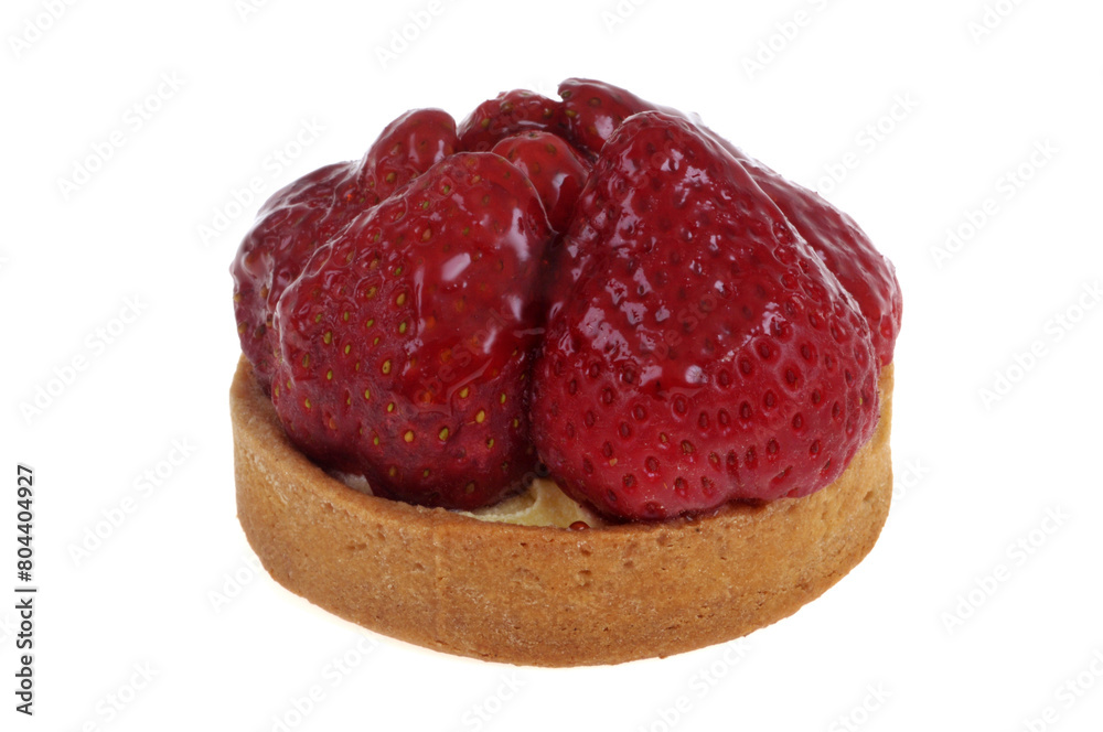 Obraz premium Tartelette aux fraises en gros plan sur fond blanc