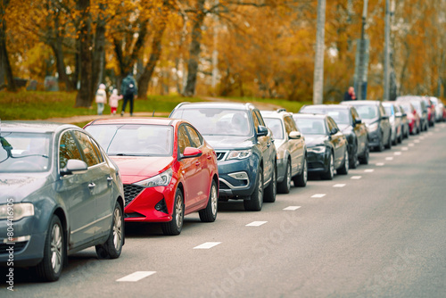 Obraz na płótnie Crowded parking lot with cars parked tightly along the roadside. Cars in rows along the roadside, demonstrating the problem of parking congestion and the difficulties of finding suitable parking w salonie
