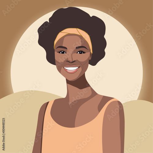 Mulher negra sorrindo a frente do Sol, com cabelo curto, com lenço na cabeça e trajes amarelos