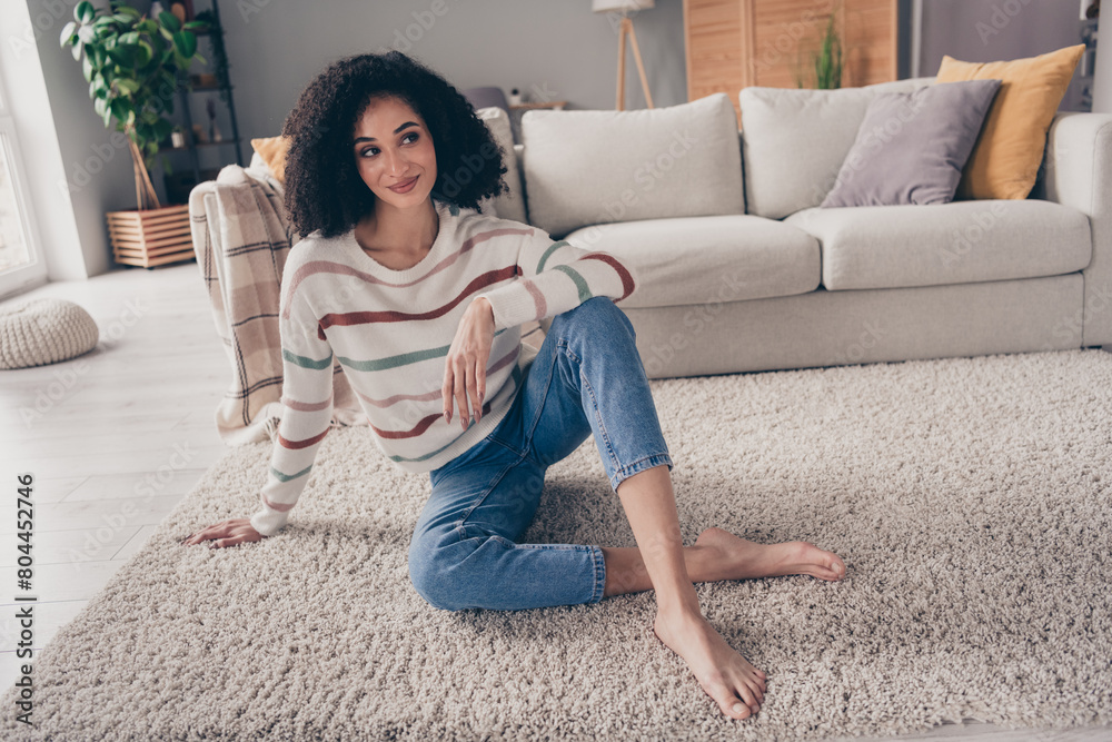 Photo portrait of attractive young woman sit floor look dreamy empty space dressed casual clothes cozy day light home interior living room Photo portrait of attractive young woman sit floor look dreamy empty space dressed casual clothes cozy day light home interior living room