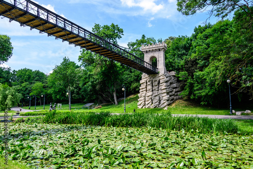 Fotografía Renovated suspended metallic bridge in Nicolae Romaescu park from Craiova in Dol