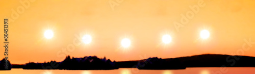 Mitternachtssonne über dem Horizont in Schweden