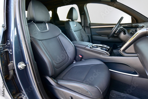 Front seats of a modern SUV © algre