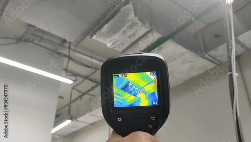  Inspection with a building thermal imager. 