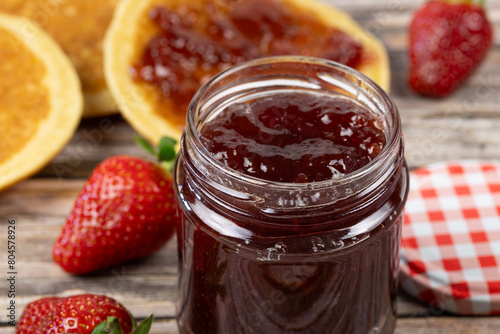 pot de confiture de fraises et pancake, en gros plan	