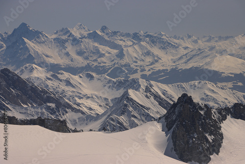 Hochalpine Landschaft; Blick vom Mont-Blanc-Massiv in Richtung Aostatal mit Monte Emilius (3559) und Punta Tersiva (3513)