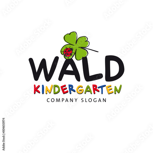 Waldkindergarten Logo mit Marienkäfer auf Kleeblatt, Kinder erleben Natur