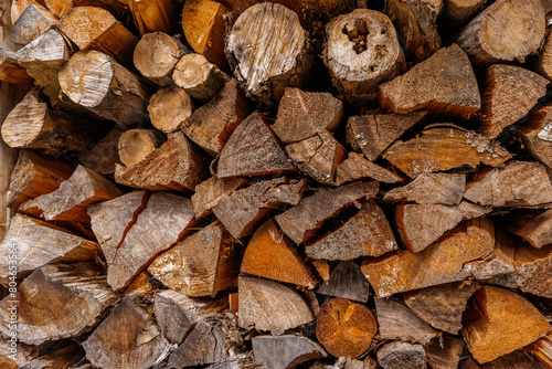 Aufnahme von gespaltenen und gestapelten Hartholzstücken. photo