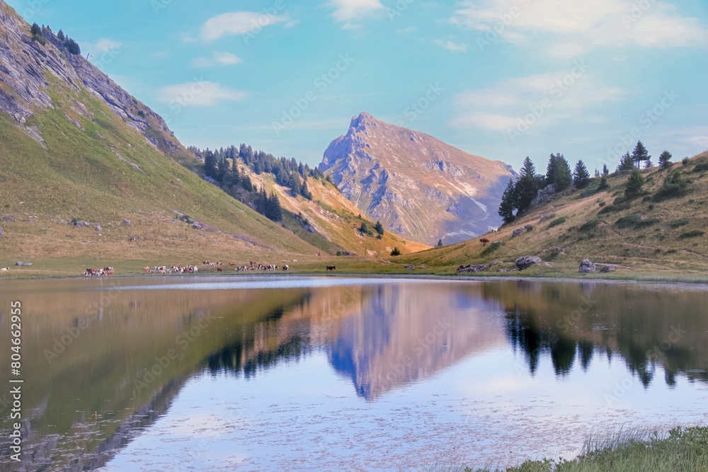 Lac de montagne dans les Alpes en France