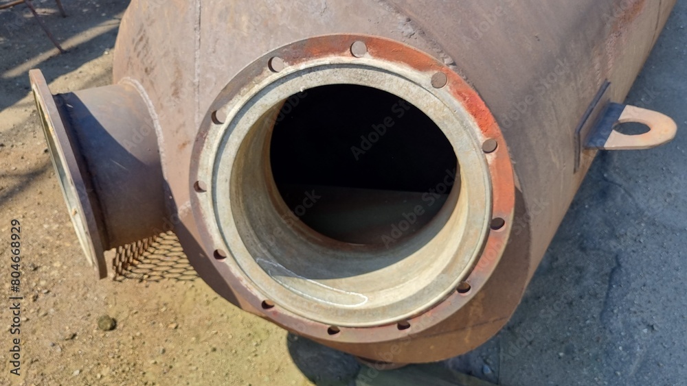 Defects in welds and metal in the chemical industry. Destruction of the thread on the cylinder valve Defects in welds and metal in the chemical industry. Destruction of the thread on the cylinder valve