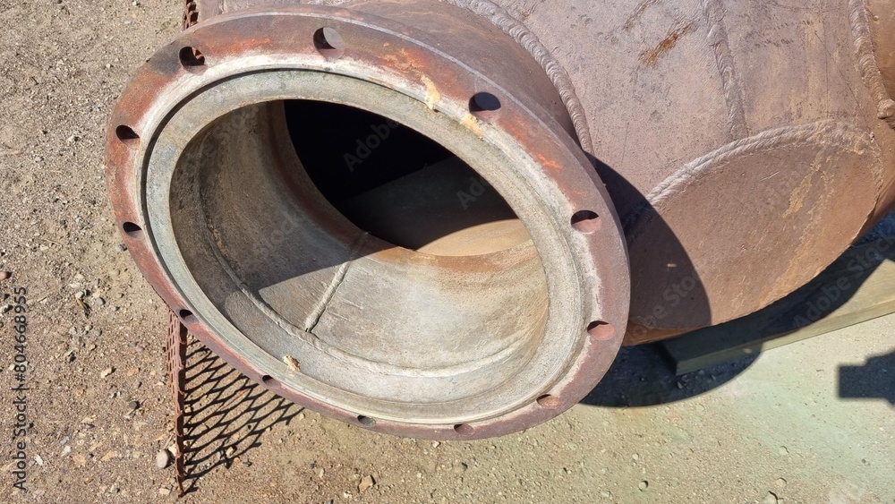Defects in welds and metal in the chemical industry. Destruction of the thread on the cylinder valve Defects in welds and metal in the chemical industry. Destruction of the thread on the cylinder valve