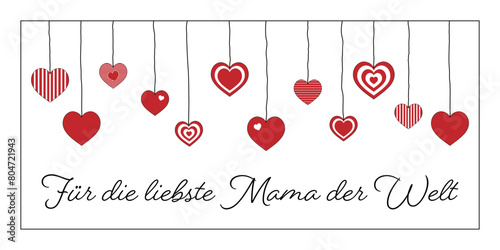 Für die liebste Mama der Welt - Schriftzug in deutscher Sprache. Grußkarte mit hängenden Herzen.