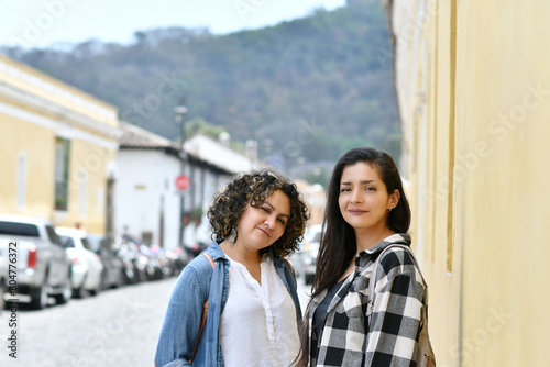 Mujeres jóvenes hispanas posando para la cámara mientras están de vacaciones en Antigua Guatemala. photo