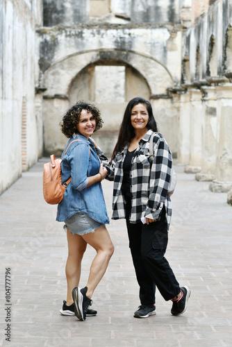Chicas jóvenes Guatemaltecas de paseo por la ciudad de Antigua Guatemala, pasándola bien y sonriendo hacia la cámara. photo