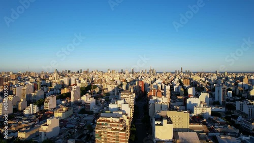 Vista panorámica ascendente ciudad de buenos aires con vista al río de la plata al atardecer, vista desde dron. Argentina photo