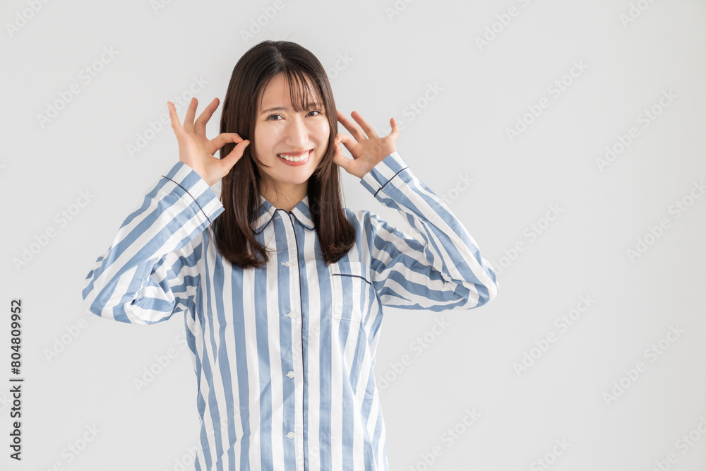パジャマを着た女性 パジャマを着た女性