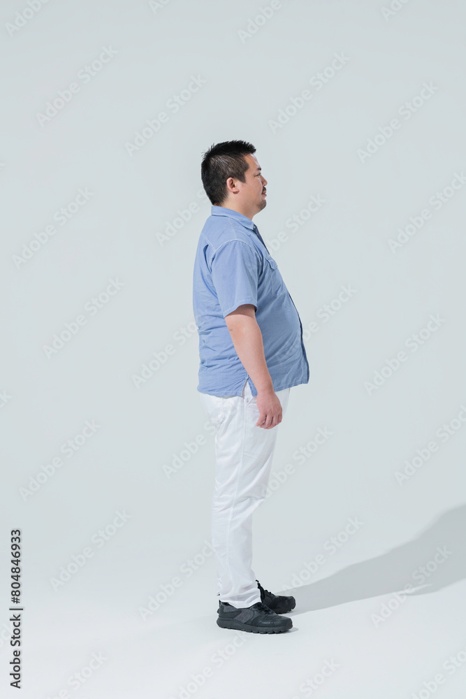 Fototapeta premium 大柄な日本人男性,白背景