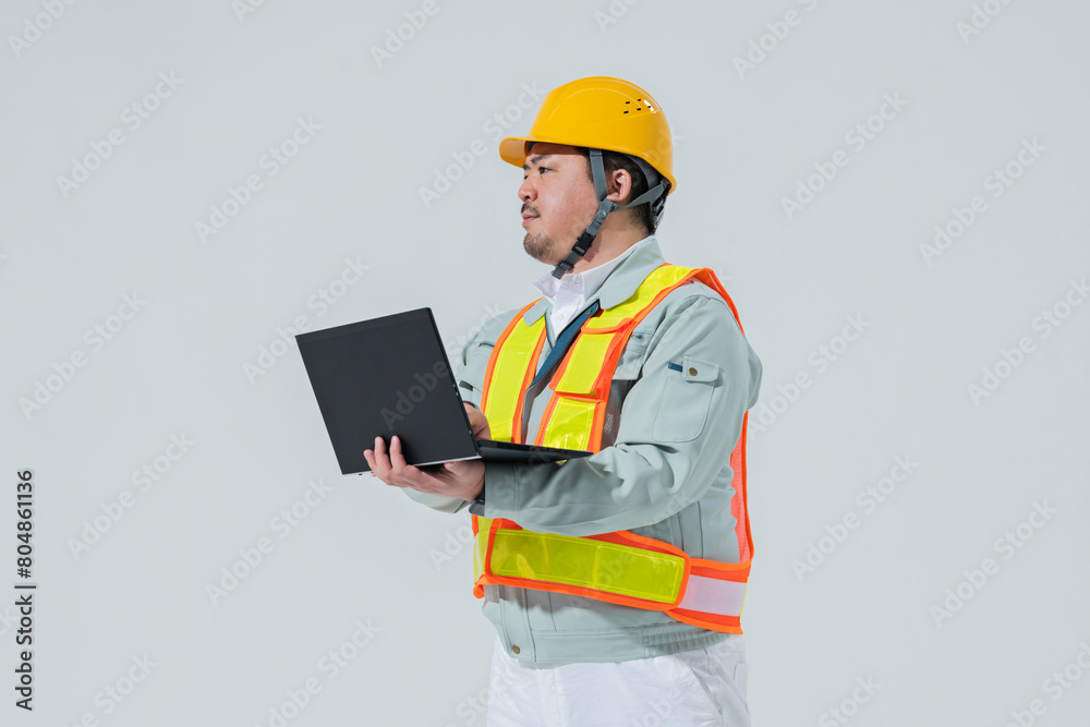 PCを見る作業服の男性 PCを見る作業服の男性