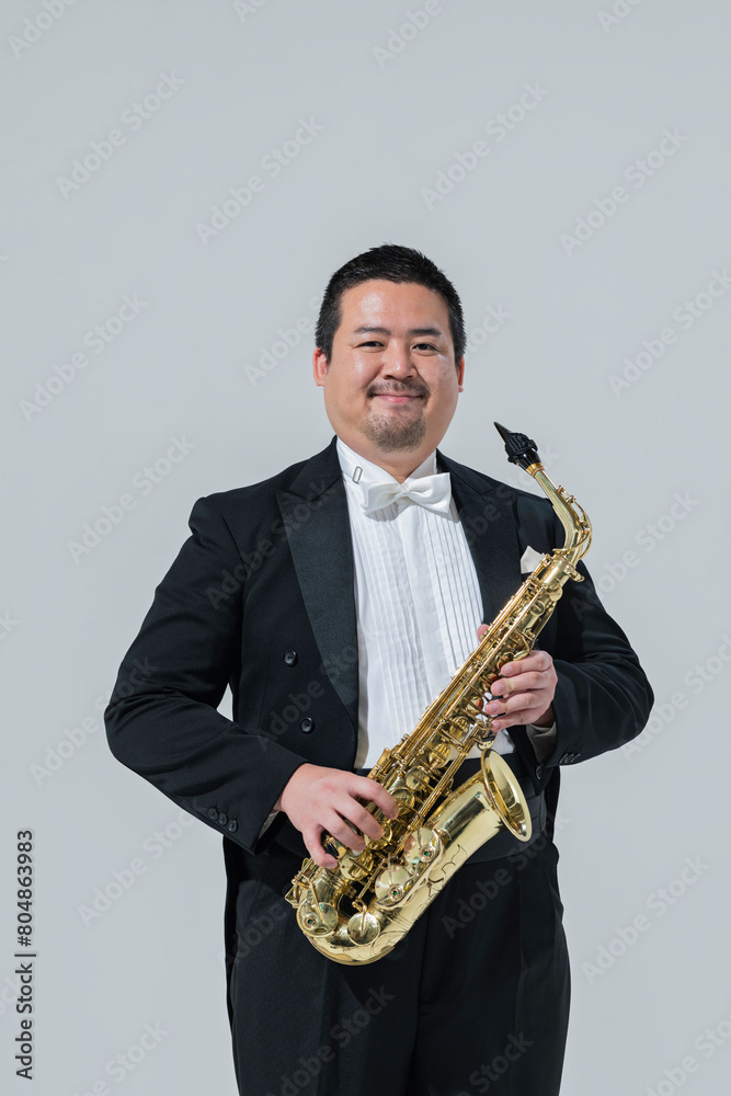 Fototapeta premium サックスを演奏する大柄な日本人男性