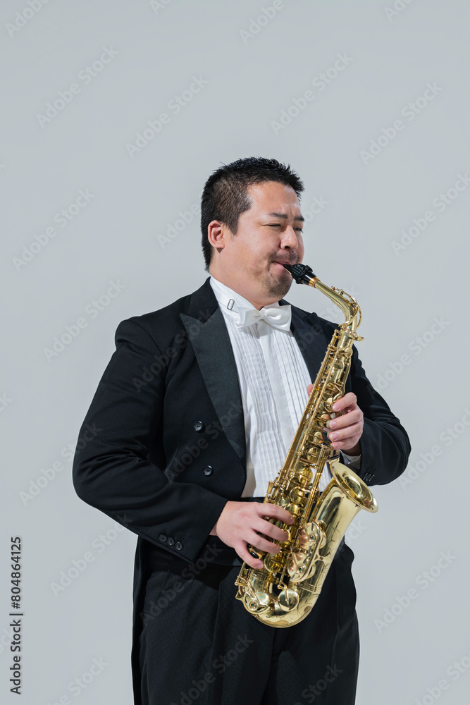 Fototapeta premium サックスを演奏する大柄な日本人男性