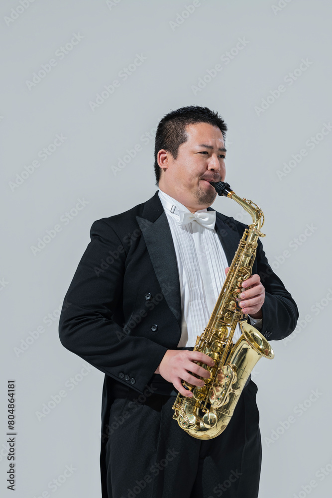 Fototapeta premium サックスを演奏する大柄な日本人男性