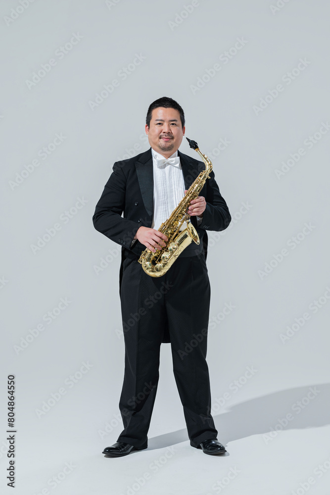 Fototapeta premium サックスを演奏する大柄な日本人男性