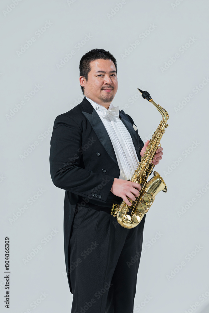 Fototapeta premium サックスを演奏する大柄な日本人男性