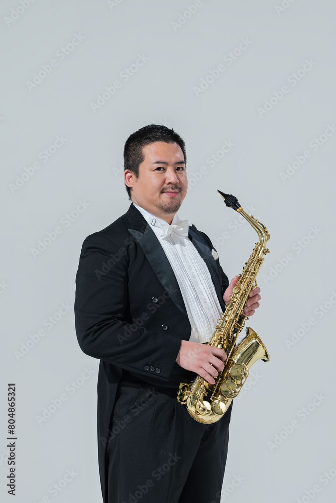 Fototapeta premium サックスを演奏する大柄な日本人男性