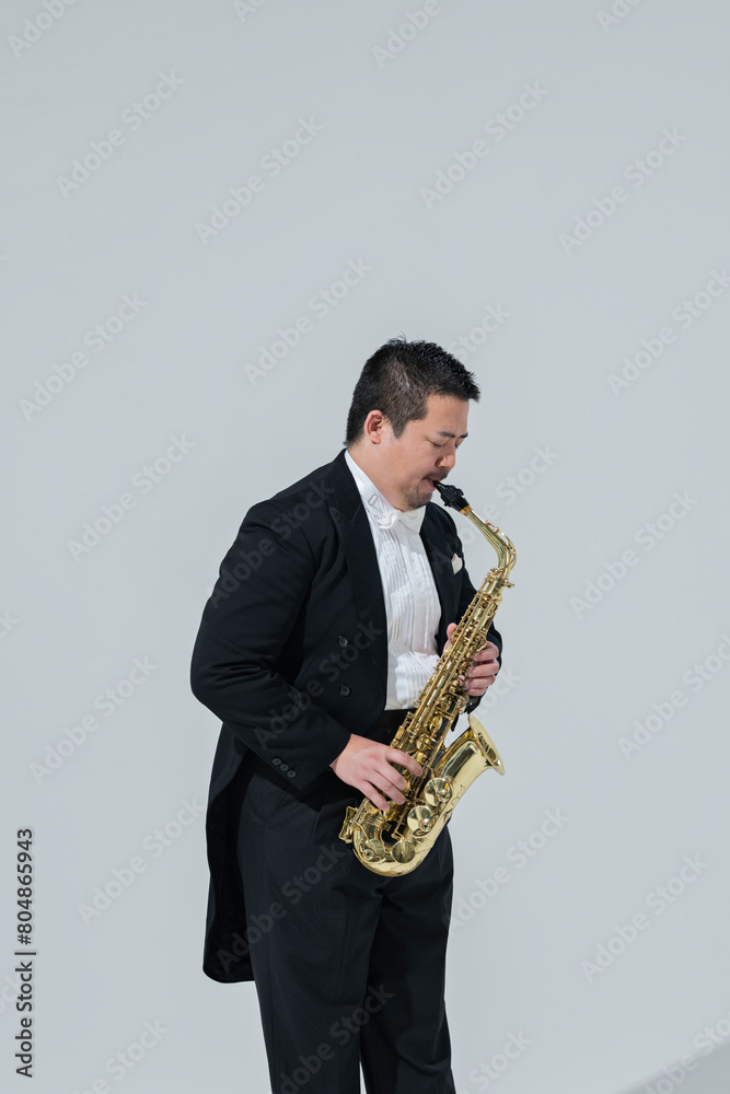 Fototapeta premium サックスを演奏する大柄な日本人男性