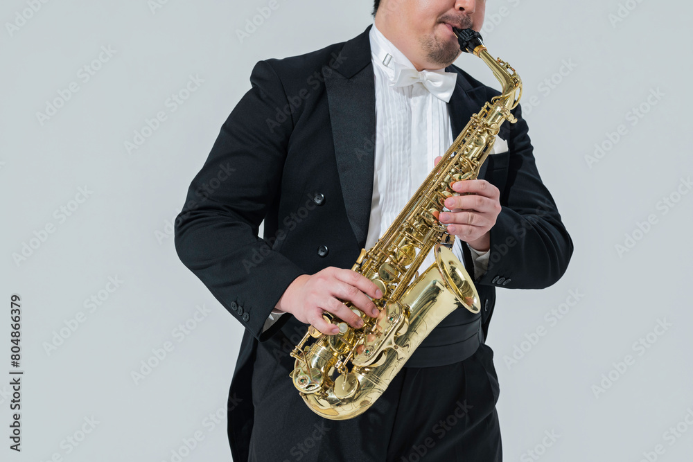 Obraz premium サックスを演奏する大柄な日本人男性
