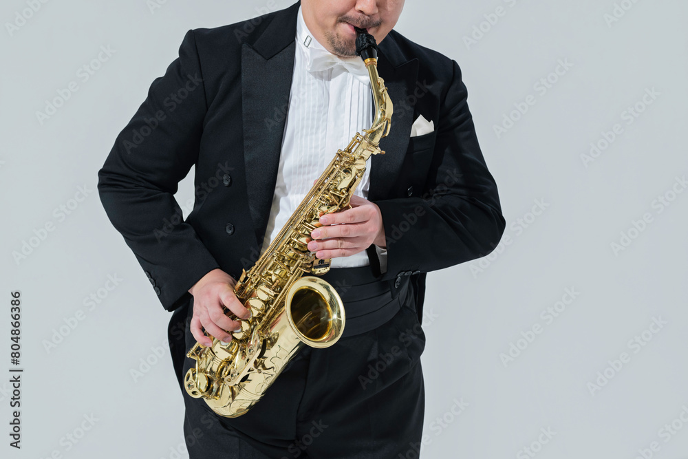 Obraz premium サックスを演奏する大柄な日本人男性