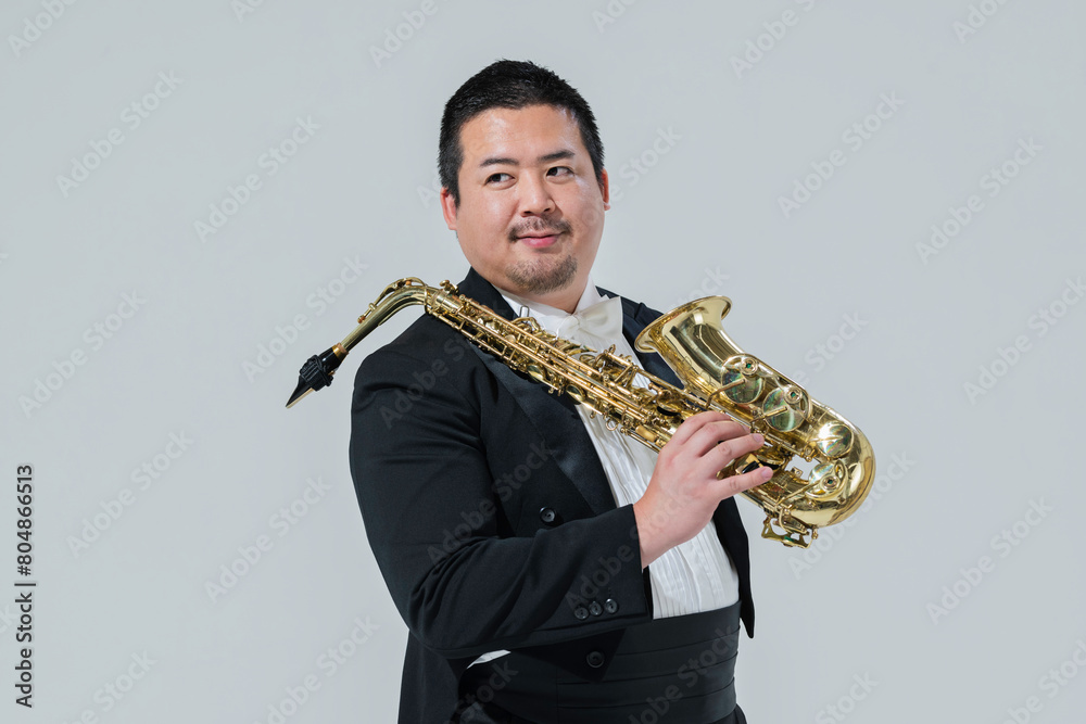 Fototapeta premium サックスを演奏する大柄な日本人男性