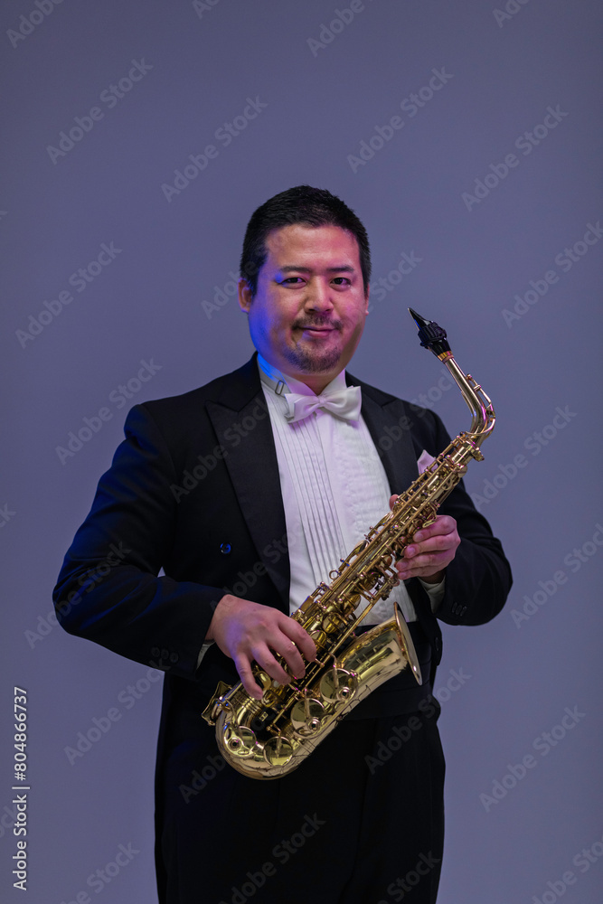 Fototapeta premium サックスを演奏する大柄な日本人男性