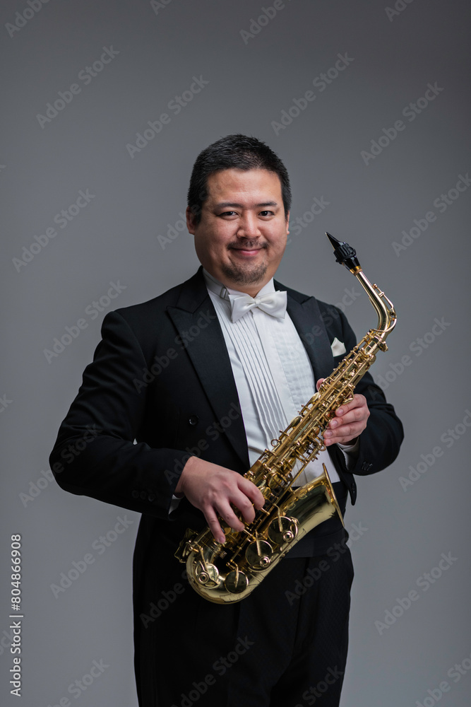 Obraz premium サックスを演奏する大柄な日本人男性