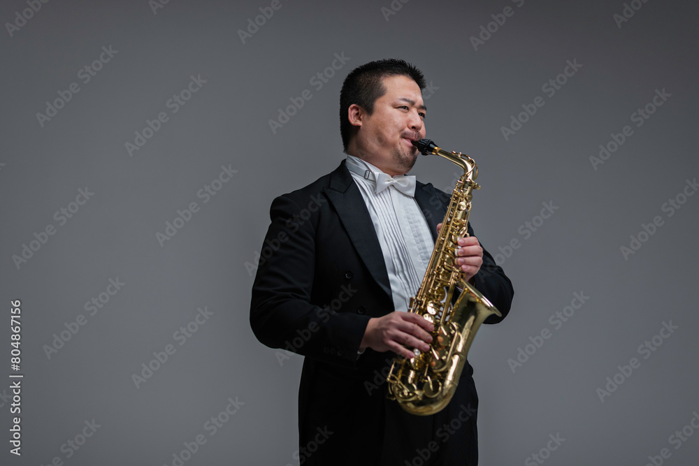 Fototapeta premium サックスを演奏する大柄な日本人男性