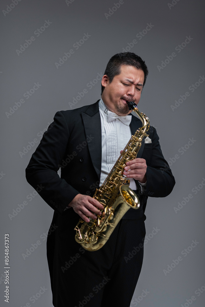 Fototapeta premium サックスを演奏する大柄な日本人男性