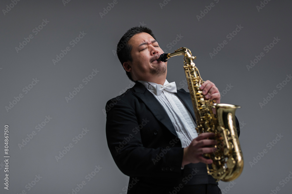 Fototapeta premium サックスを演奏する大柄な日本人男性