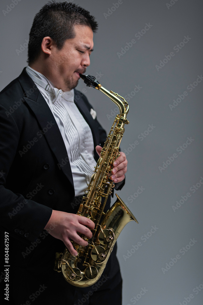 Fototapeta premium サックスを演奏する大柄な日本人男性