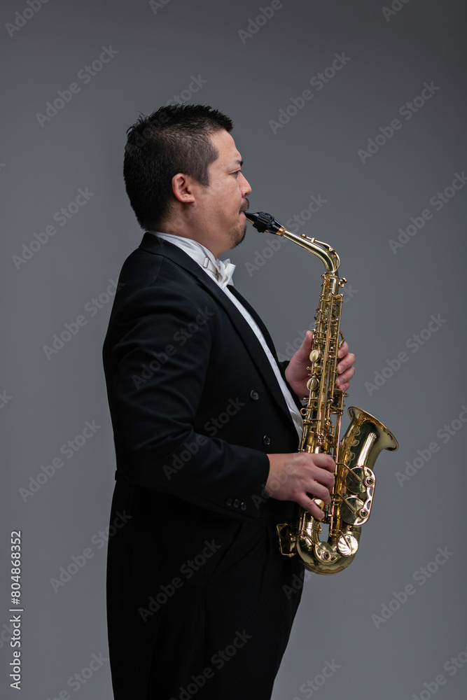 Fototapeta premium サックスを演奏する大柄な日本人男性