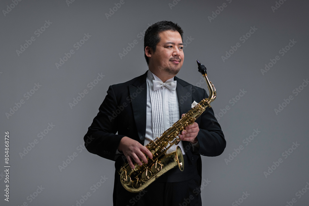 Naklejka premium サックスを演奏する大柄な日本人男性