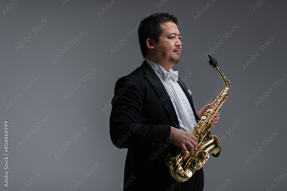 Naklejka premium サックスを演奏する大柄な日本人男性