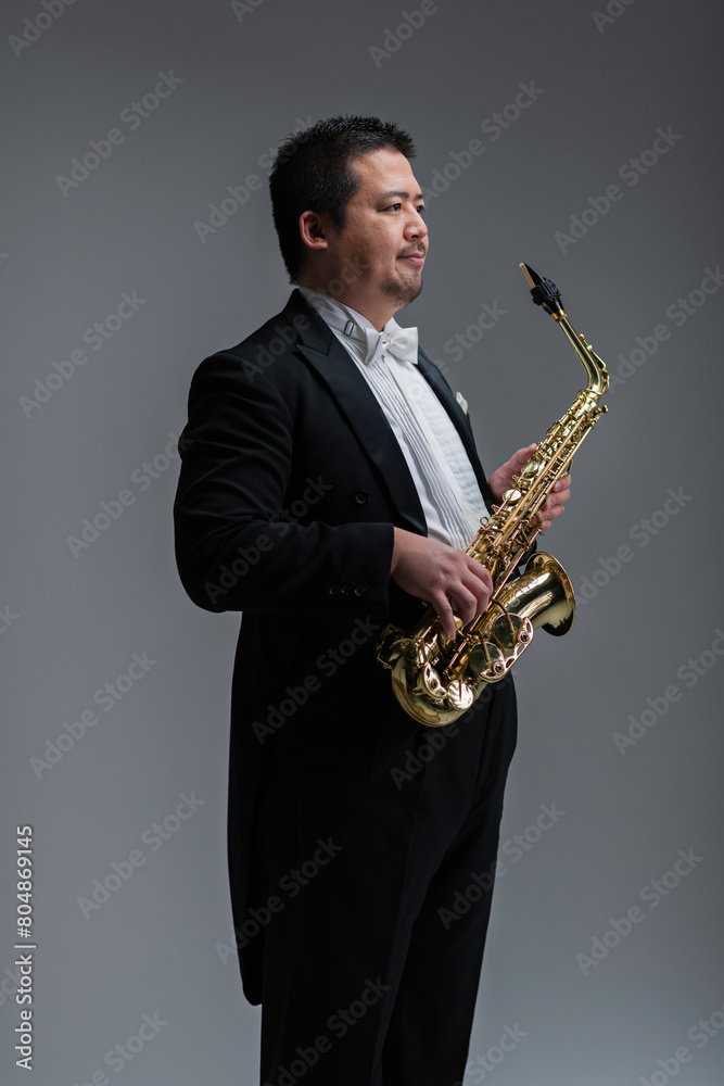 Naklejka premium サックスを演奏する大柄な日本人男性