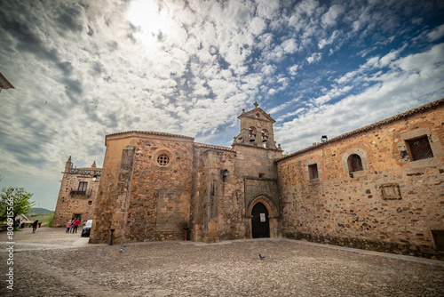 Vista panorámica del casco histórico de la ciudad española de Cáceres con vistas a los tejados de tejas marrones de edificios antiguos alrededor de la plaza principal en el soleado día de primavera, 
