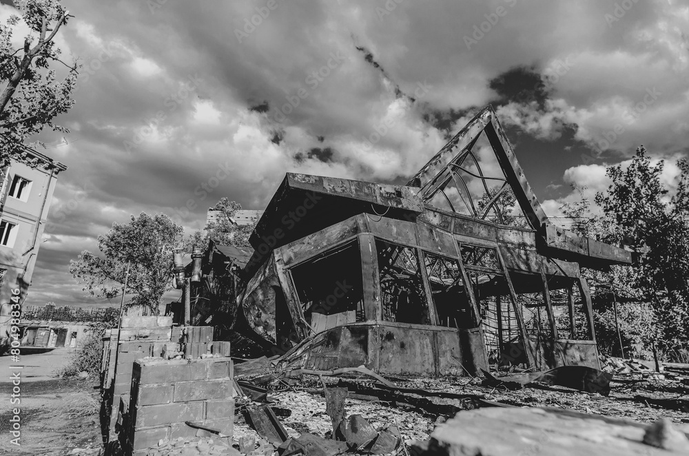 Obraz premium destroyed and burned houses in the city during the war in Ukraine