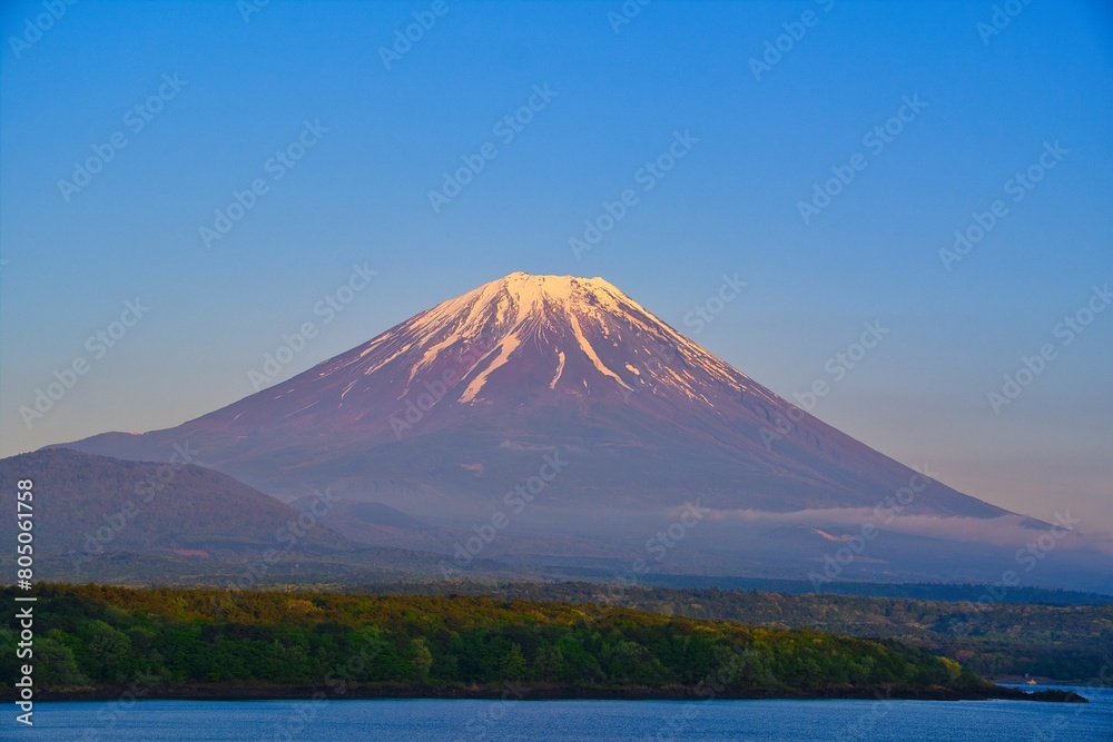 Fototapeta premium 本栖湖から見た富士山