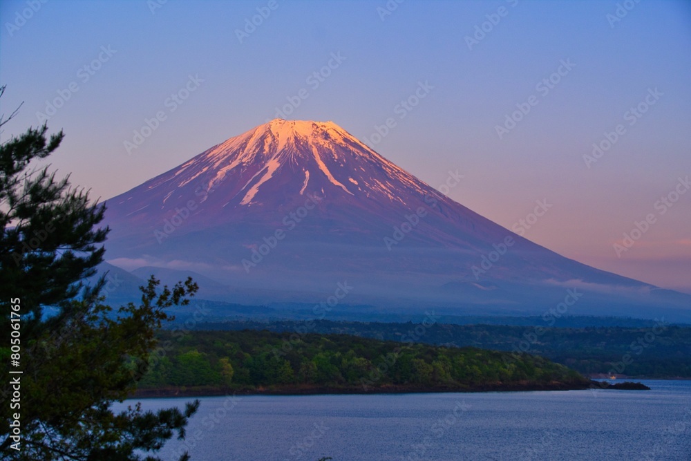 本栖湖から見た富士山