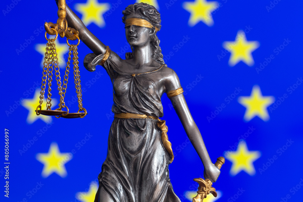 Obraz premium Symbolbild: Justitia vor einer Europa-Flagge