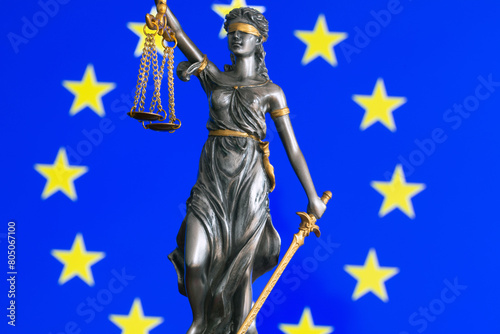 Symbolbild: Justitia vor einer Europa-Flagge